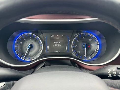 Used 2020 Chrysler Pacifica Touring-L image 42