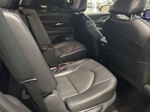 Used 2024 Toyota Grand Highlander AWD image 12