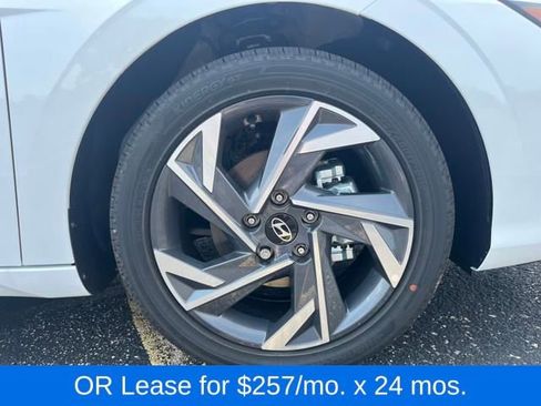 New 2025 Hyundai Elantra SEL image 11