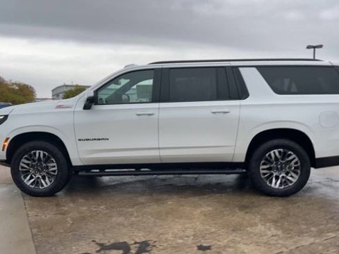 Used 2025 Chevrolet Suburban Z71 w/ Comfort Package image 6