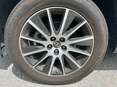 Used 2018 Toyota Highlander SE FWD image 10