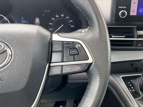 Used 2025 Toyota Sienna XLE FWD image 24