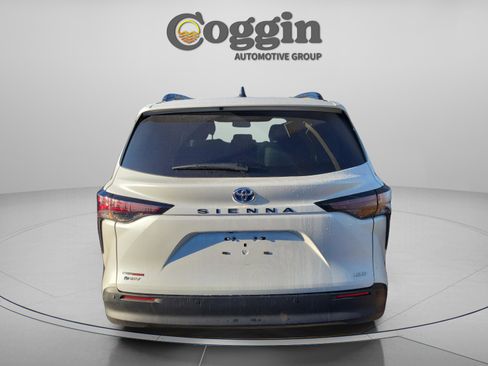 Used 2025 Toyota Sienna XLE image 3