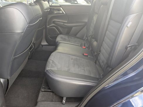 Used 2024 Mitsubishi Outlander SE image 22