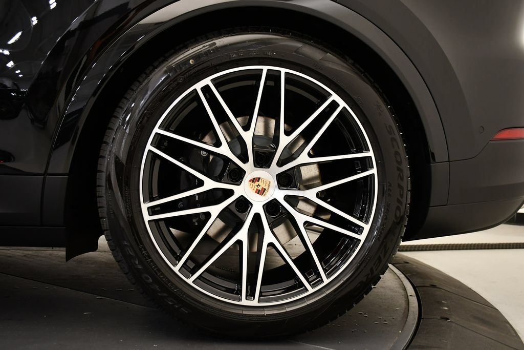 Certified 2025 Porsche Cayenne E-Hybrid Coupe AWD/4WD image 18