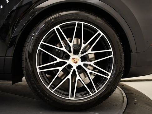 Certified 2025 Porsche Cayenne E-Hybrid Coupe AWD/4WD image 18
