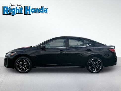 Used 2025 Nissan Sentra SR FWD image 2