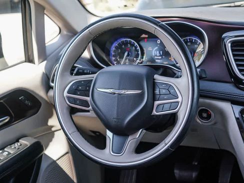Used 2017 Chrysler Pacifica Limited w/ UConnect Theater Package FWD image 14