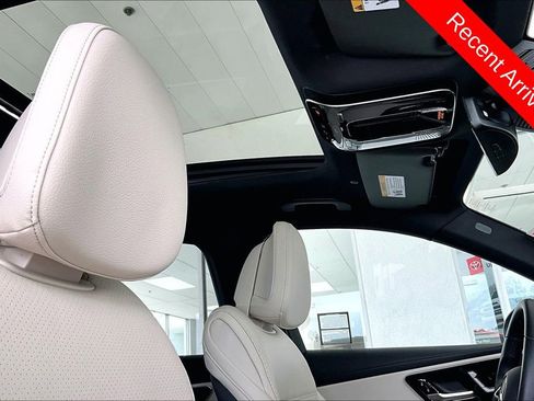 Used 2024 Mercedes-Benz GLC 300 image 27