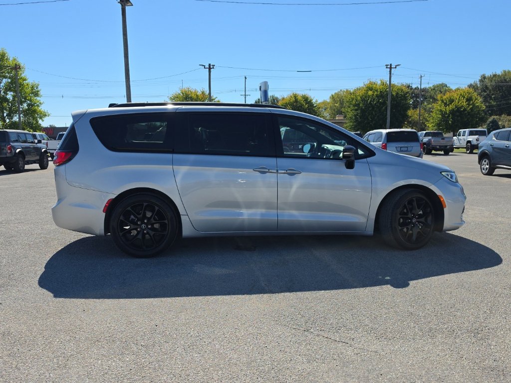 Certified 2026 Chrysler Pacifica Limited w/ S Appearance Package FWD image 8