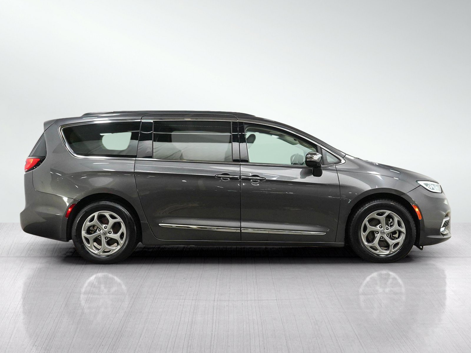 Used 2023 Chrysler Pacifica Limited FWD image 7