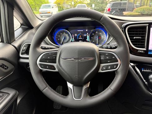 Used 2025 Chrysler Pacifica Select FWD image 17