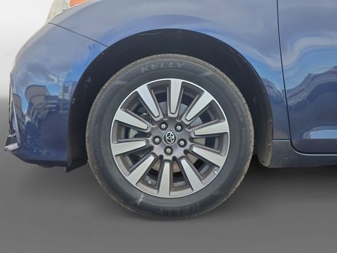 Used 2018 Toyota Sienna XLE image 15