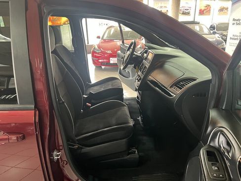 Used 2018 Dodge Grand Caravan SE image 24