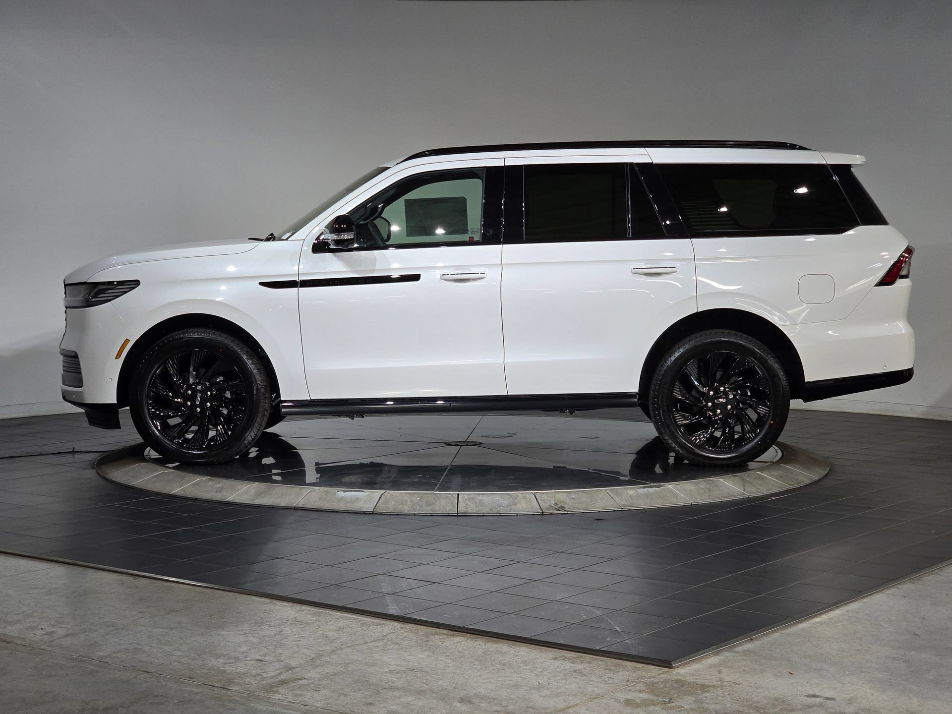 New 2025 Lincoln Navigator Reserve w/ Jet Appearance Package AWD/4WD image 5