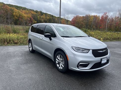 New 2026 Chrysler Pacifica Select image 2