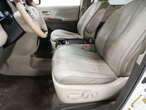 Used 2011 Toyota Sienna Limited w/ Premium Pkg image 13