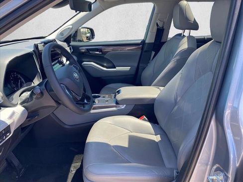 Used 2021 Toyota Highlander Platinum FWD image 24