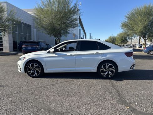 Certified 2025 Volkswagen Jetta SEL image 2