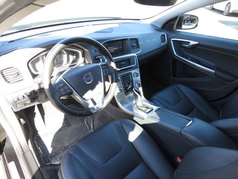 Used 2018 Volvo S60 T5 Inscription image 11