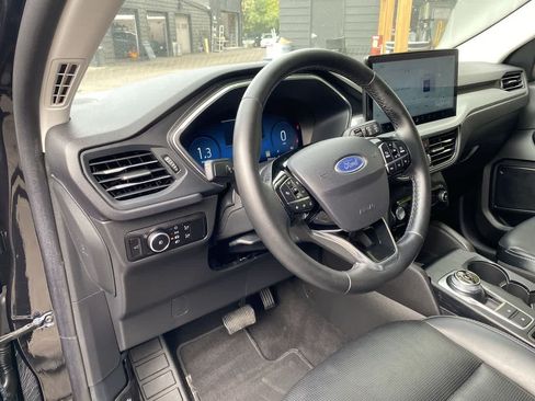 Used 2025 Ford Escape Platinum AWD/4WD image 2