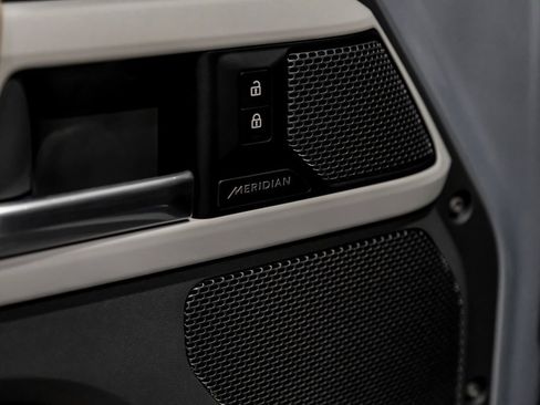 Used 2022 Land Rover Defender 90 X-Dynamic S image 33