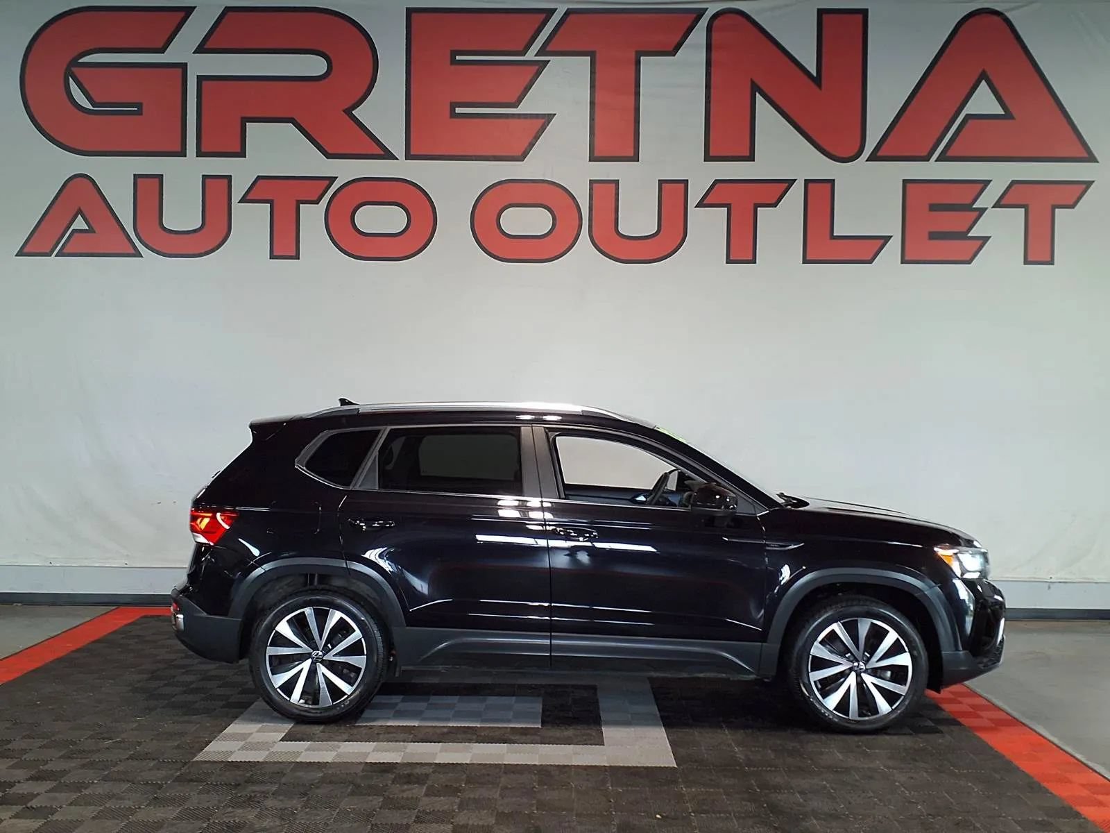 Used 2022 Volkswagen Taos SE FWD image 1