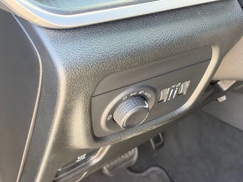 Used 2025 Jeep Grand Cherokee Altitude AWD/4WD image 6