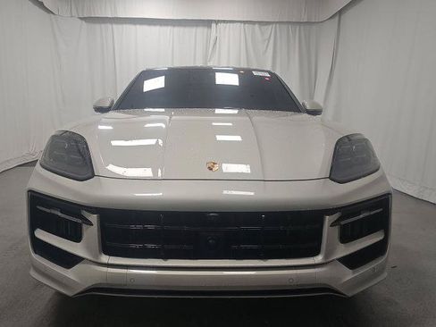 Used 2025 Porsche Cayenne GTS AWD/4WD image 2