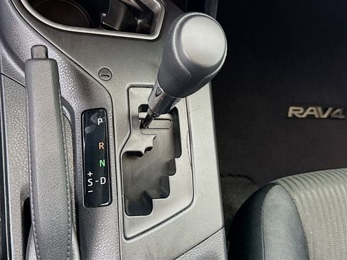 Used 2018 Toyota RAV4 LE FWD image 16