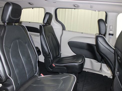 Used 2023 Chrysler Pacifica Limited FWD image 21