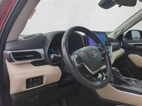 Used 2023 Toyota Highlander Platinum FWD image 14