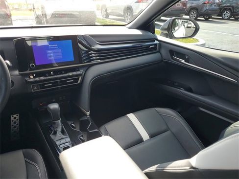 Used 2025 Toyota Camry SE image 16