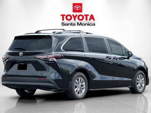 New 2026 Toyota Sienna LE FWD image 3