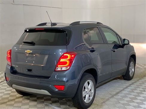Used 2022 Chevrolet Trax LT w/ LT Convenience Package image 17
