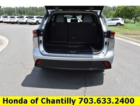 Used 2022 Toyota Highlander XLE AWD/4WD image 32