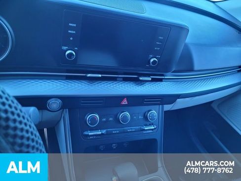 Used 2023 Kia Carnival LX image 9