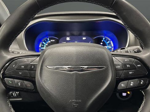 Used 2023 Chrysler Pacifica Limited w/ Uconnect Theater Family Group image 18