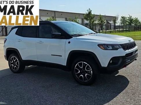 Used 2025 Jeep Compass Trailhawk AWD/4WD image 2