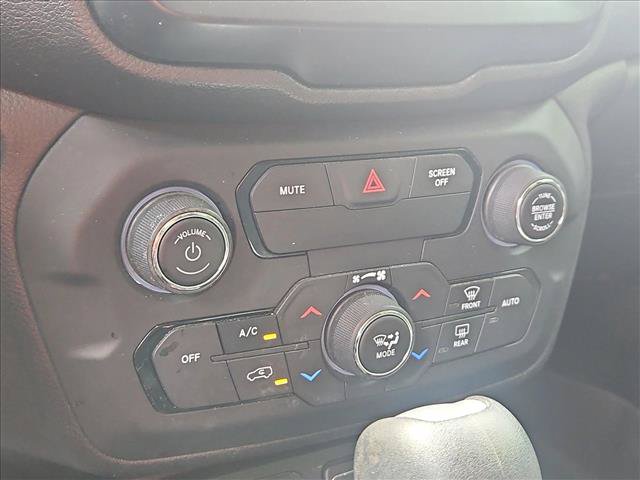 Used 2018 Jeep Renegade Latitude FWD image 13