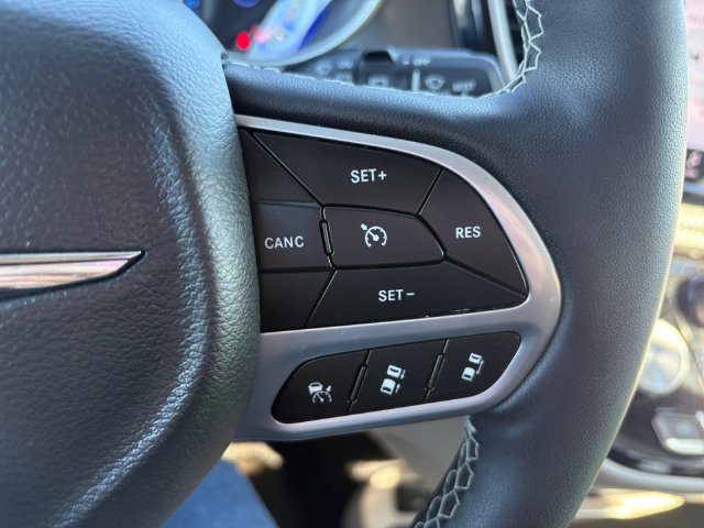 Used 2023 Chrysler Pacifica Touring-L FWD image 25