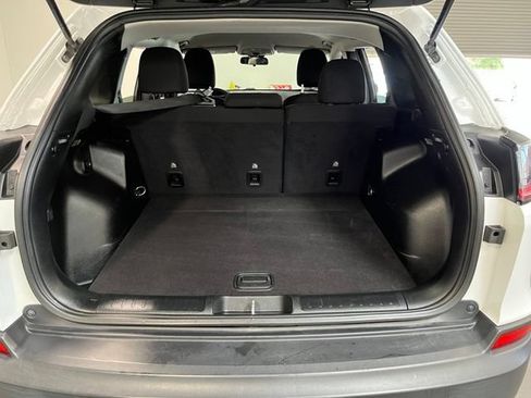 Used 2019 Jeep Cherokee Latitude w/ Popular Appearance Group FWD image 16