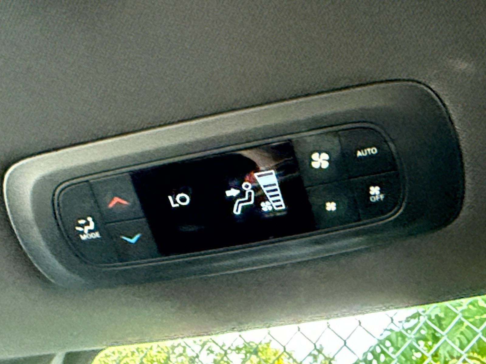 Used 2025 Chrysler Pacifica Select FWD image 24