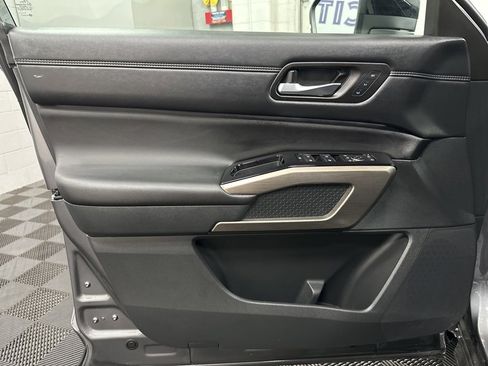 Used 2024 Nissan Pathfinder Platinum image 17