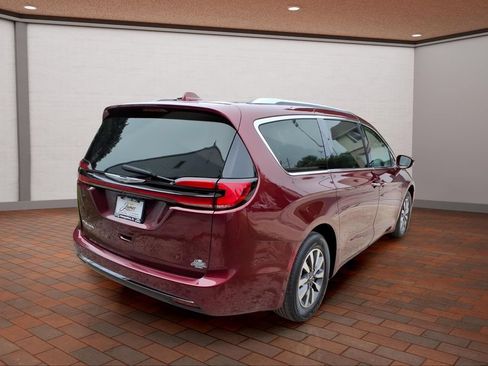 Used 2021 Chrysler Pacifica Touring-L FWD image 5