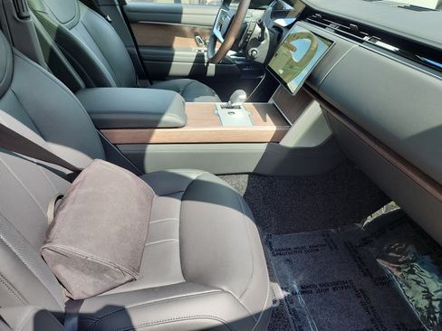 New 2025 Land Rover Range Rover SE image 3