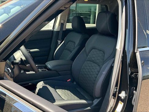 New 2025 Nissan Pathfinder SV image 10