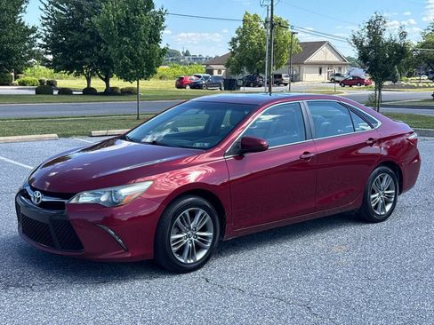 Used 2015 Toyota Camry SE w/ Moonroof Package FWD image 4