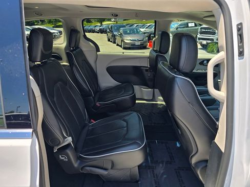 Used 2024 Chrysler Pacifica Limited FWD image 27