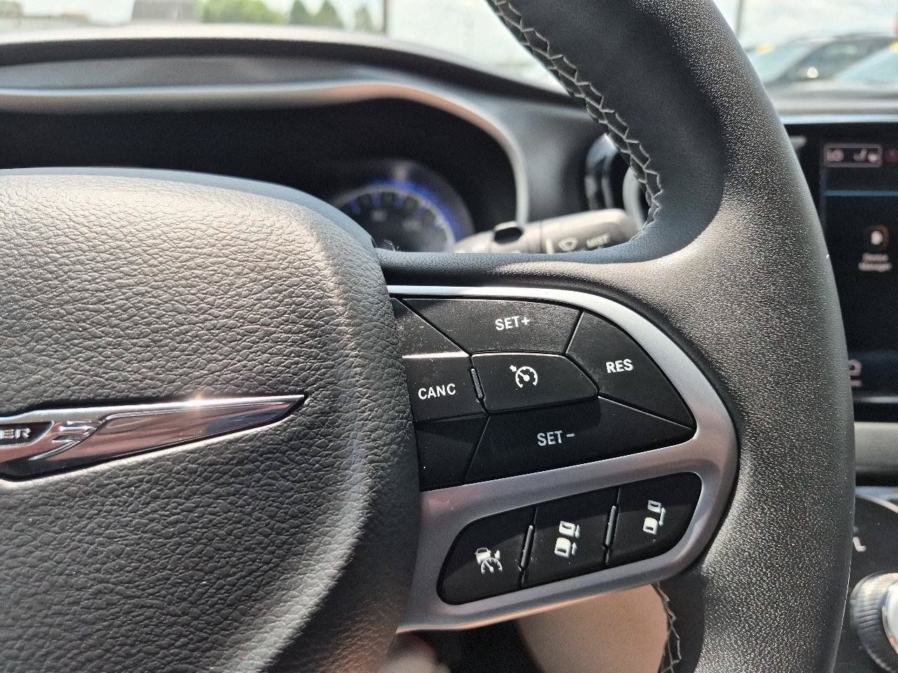 Used 2023 Chrysler Pacifica Touring-L FWD image 20